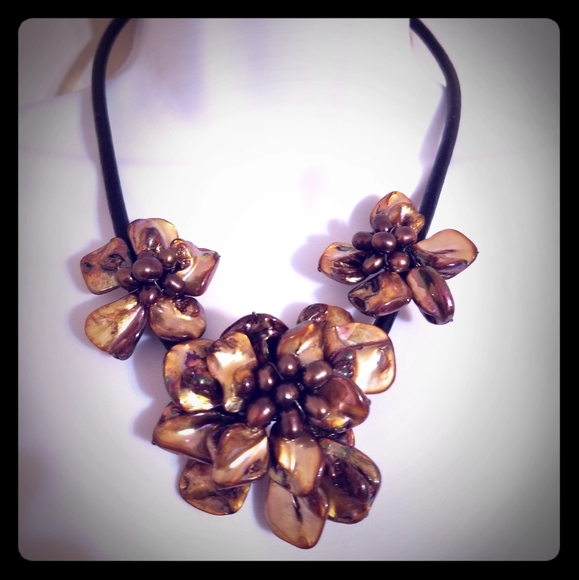 Lovely brown floral statement necklace - Picture 3 of 5